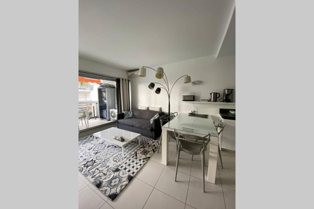 App Le Rocazur Avec Piscine Et Parking En Bord De Mer A 500M Du Centre Ville Menton Buitenkant foto