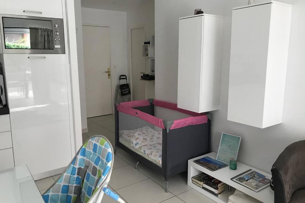 App Le Rocazur Avec Piscine Et Parking En Bord De Mer A 500M Du Centre Ville Menton Buitenkant foto